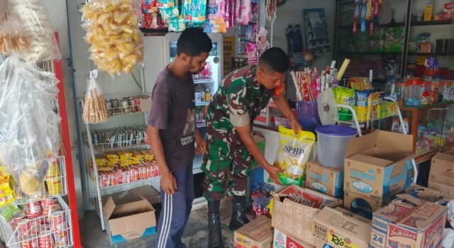 Pantau Kebutuhan Pokok, Babinsa Jaboi Jaga Stabilitas Pasokan di Wilayah