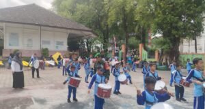 Babinsa 08 Kuta Ateuh Dukung Latihan Drum Band SDN 2 Sabang, Semangat Meriahkan HUT RI ke-81