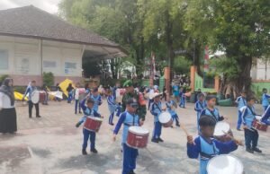 Babinsa 08 Kuta Ateuh Dukung Latihan Drum Band SDN 2 Sabang, Semangat Meriahkan HUT RI ke-81