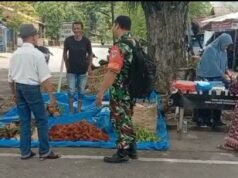 Babinsa Balohan Sapa Warga, Ingatkan Jaga Keamanan dan Segera Pasang Bendera Merah Putih