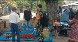Babinsa Balohan Sapa Warga, Ingatkan Jaga Keamanan dan Segera Pasang Bendera Merah Putih