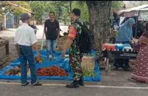 Babinsa Balohan Sapa Warga, Ingatkan Jaga Keamanan dan Segera Pasang Bendera Merah Putih
