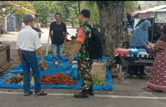 Babinsa Balohan Sapa Warga, Ingatkan Jaga Keamanan dan Segera Pasang Bendera Merah Putih