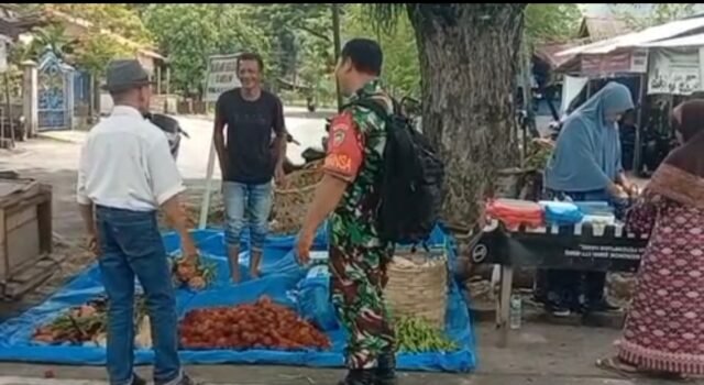 Babinsa Balohan Sapa Warga, Ingatkan Jaga Keamanan dan Segera Pasang Bendera Merah Putih