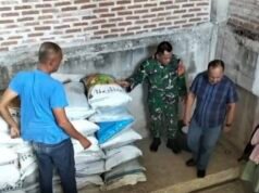 Babinsa Dampingi Distribusi Pupuk Bantuan Dinas Pertanian, 2 Ton Siap Disalurkan ke 37 Petani Gampong Kuta Timu