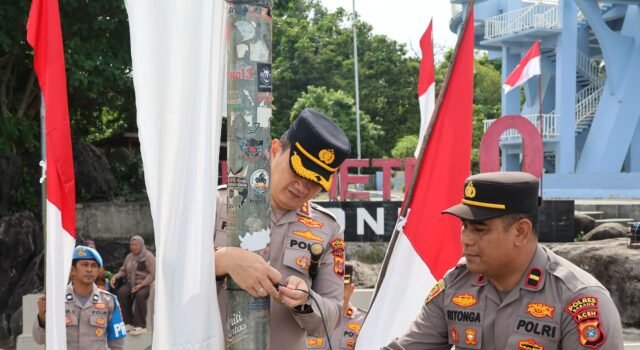 Polres Sabang Pasang Bendera Merah Putih di Kilometer Nol, Sambut HUT RI ke-81