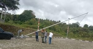 Semarakkan Kemerdekaan, Babinsa 02 Ujong Kareung Bantu Pasang Tiang Bendera di GOR Merah Putih