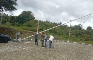 Semarakkan Kemerdekaan, Babinsa 02 Ujong Kareung Bantu Pasang Tiang Bendera di GOR Merah Putih