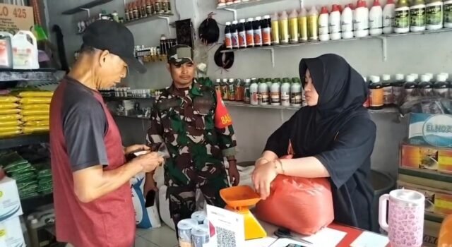 Dukung Hasil Panen Melimpah, Babinsa Pantau Ketersediaan Bibit, Pakan & Obat Pertanian