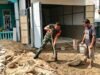Wujud Kepedulian, Babinsa 07 Kuta Barat Bantu Warga Gali Tanah Bangun Pondasi Rumah