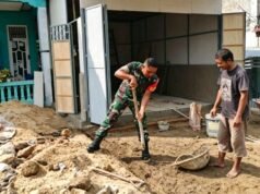 Wujud Kepedulian, Babinsa 07 Kuta Barat Bantu Warga Gali Tanah Bangun Pondasi Rumah