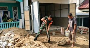 Wujud Kepedulian, Babinsa 07 Kuta Barat Bantu Warga Gali Tanah Bangun Pondasi Rumah
