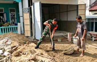 Wujud Kepedulian, Babinsa 07 Kuta Barat Bantu Warga Gali Tanah Bangun Pondasi Rumah