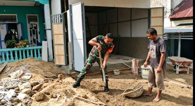 Wujud Kepedulian, Babinsa 07 Kuta Barat Bantu Warga Gali Tanah Bangun Pondasi Rumah