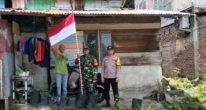 Babinsa Kuta Timu Bersama Bhabinkamtibmas Ajak Warga Kobarkan Semangat Kemerdekaan Jelang HUT RI ke-81