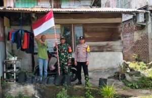 Babinsa Kuta Timu Bersama Bhabinkamtibmas Ajak Warga Kobarkan Semangat Kemerdekaan Jelang HUT RI ke-81