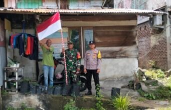Babinsa Kuta Timu Bersama Bhabinkamtibmas Ajak Warga Kobarkan Semangat Kemerdekaan Jelang HUT RI ke-81