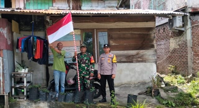 Babinsa Kuta Timu Bersama Bhabinkamtibmas Ajak Warga Kobarkan Semangat Kemerdekaan Jelang HUT RI ke-81