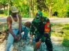 TNI Bersama Rakyat: Babinsa Krueng Raya Ringankan Pekerjaan Warga Binaan di Krueng Raya