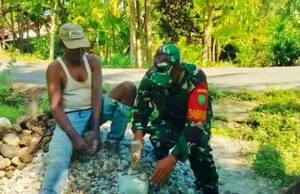 TNI Bersama Rakyat: Babinsa Krueng Raya Ringankan Pekerjaan Warga Binaan di Krueng Raya