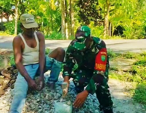 TNI Bersama Rakyat: Babinsa Krueng Raya Ringankan Pekerjaan Warga Binaan di Krueng Raya