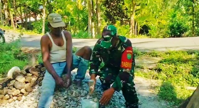 TNI Bersama Rakyat: Babinsa Krueng Raya Ringankan Pekerjaan Warga Binaan di Krueng Raya