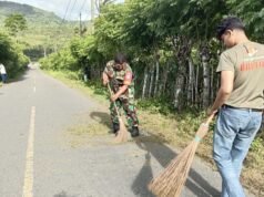 Gotong Royong Bersihkan Lingkungan, Babinsa Balohan Bersama Warga Siap Sambut HUT RI ke-81
