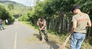 Gotong Royong Bersihkan Lingkungan, Babinsa Balohan Bersama Warga Siap Sambut HUT RI ke-81