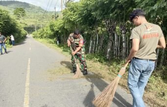 Gotong Royong Bersihkan Lingkungan, Babinsa Balohan Bersama Warga Siap Sambut HUT RI ke-81