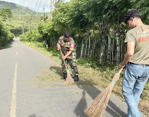 Gotong Royong Bersihkan Lingkungan, Babinsa Balohan Bersama Warga Siap Sambut HUT RI ke-81