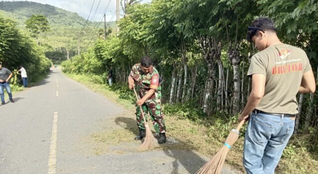 Gotong Royong Bersihkan Lingkungan, Babinsa Balohan Bersama Warga Siap Sambut HUT RI ke-81