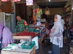 Pantau Harga dan Stok Pangan, Babinsa Cot Abeuk Pastikan Kebutuhan Pokok Aman dan Stabil