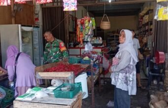 Pantau Harga dan Stok Pangan, Babinsa Cot Abeuk Pastikan Kebutuhan Pokok Aman dan Stabil