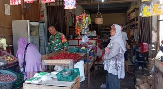 Pantau Harga dan Stok Pangan, Babinsa Cot Abeuk Pastikan Kebutuhan Pokok Aman dan Stabil