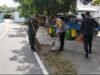 Bersihkan Lingkungan Bersama Warga, Babinsa Kuta Timu dan Bhabinkamtibmas Dukung Kebersihan Lingkungan Wilayah Binaan