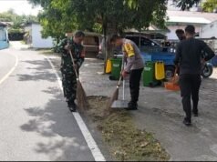 Bersihkan Lingkungan Bersama Warga, Babinsa Kuta Timu dan Bhabinkamtibmas Dukung Kebersihan Lingkungan Wilayah Binaan