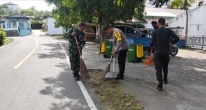 Bersihkan Lingkungan Bersama Warga, Babinsa Kuta Timu dan Bhabinkamtibmas Dukung Kebersihan Lingkungan Wilayah Binaan