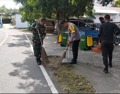 Bersihkan Lingkungan Bersama Warga, Babinsa Kuta Timu dan Bhabinkamtibmas Dukung Kebersihan Lingkungan Wilayah Binaan