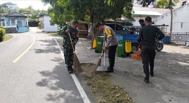 Bersihkan Lingkungan Bersama Warga, Babinsa Kuta Timu dan Bhabinkamtibmas Dukung Kebersihan Lingkungan Wilayah Binaan