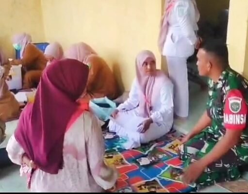 Dukung Kesehatan Ibu dan Anak, Babinsa Krueng Raya Dampingi Kegiatan Posyandu