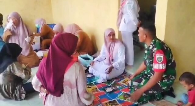Dukung Kesehatan Ibu dan Anak, Babinsa Krueng Raya Dampingi Kegiatan Posyandu