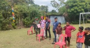 Meriahkan HUT RI ke-81, Babinsa Kuta Ateuh Turun Langsung Bantu Warga Gelar Perlombaan di Lapangan Jurong Nawawi