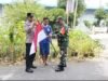 Sambut HUT RI ke-81, Babinsa & Bhabinkamtibmas Bersama Warga Kuta Timu Hiasi Gampong dengan Bendera Merah Putih