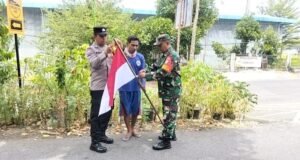 Sambut HUT RI ke-81, Babinsa & Bhabinkamtibmas Bersama Warga Kuta Timu Hiasi Gampong dengan Bendera Merah Putih