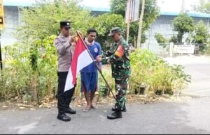 Sambut HUT RI ke-81, Babinsa & Bhabinkamtibmas Bersama Warga Kuta Timu Hiasi Gampong dengan Bendera Merah Putih