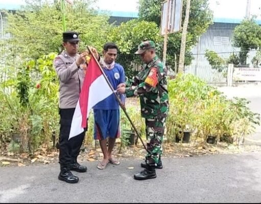 Sambut HUT RI ke-81, Babinsa & Bhabinkamtibmas Bersama Warga Kuta Timu Hiasi Gampong dengan Bendera Merah Putih