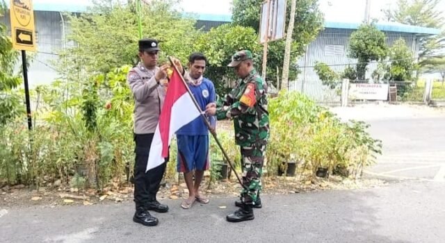 Sambut HUT RI ke-81, Babinsa & Bhabinkamtibmas Bersama Warga Kuta Timu Hiasi Gampong dengan Bendera Merah Putih