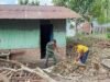 Wujudkan Lingkungan Nyaman, Babinsa Sertu Budi Syahputra Bantu Warga Batee Shoek Kebersihan