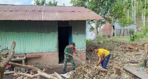 Wujudkan Lingkungan Nyaman, Babinsa Sertu Budi Syahputra Bantu Warga Batee Shoek Kebersihan