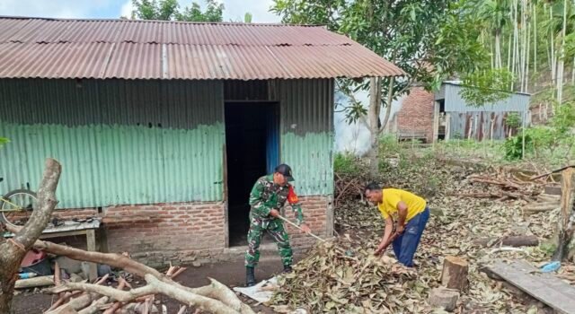 Wujudkan Lingkungan Nyaman, Babinsa Sertu Budi Syahputra Bantu Warga Batee Shoek Kebersihan